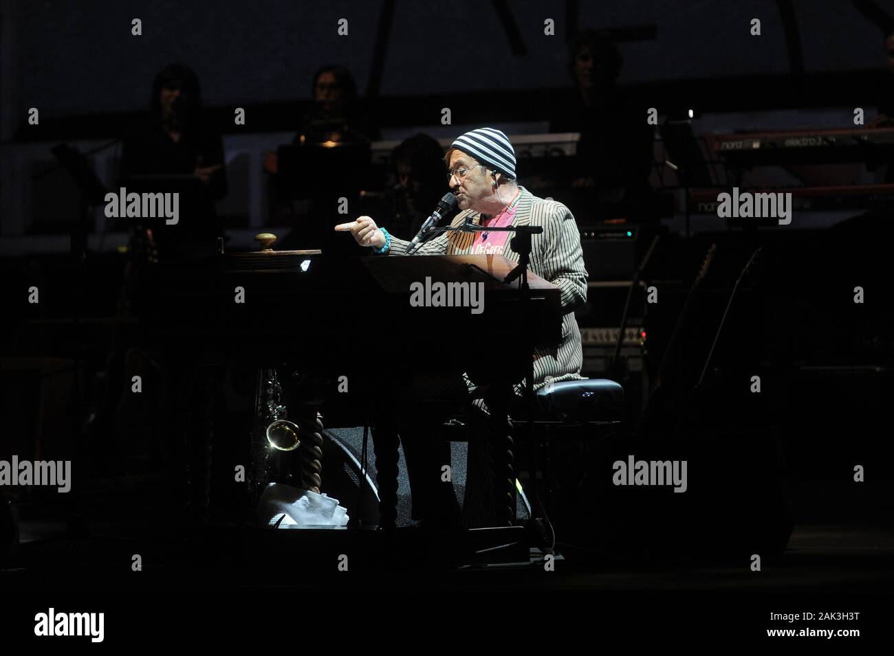 Milano, 05 maggio 2010, concerto dal vivo di Lucio Dalla e Francesco De Gregori al Teatro Arcimboldi : il cantante Lucio Dalla durante il concerto Foto Stock