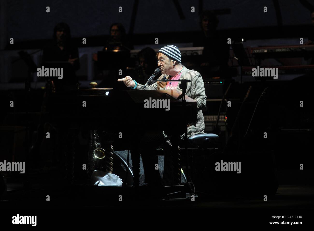 Milano, 05 maggio 2010, concerto dal vivo di Lucio Dalla e Francesco De Gregori al Teatro Arcimboldi : il cantante Lucio Dalla durante il concerto Foto Stock