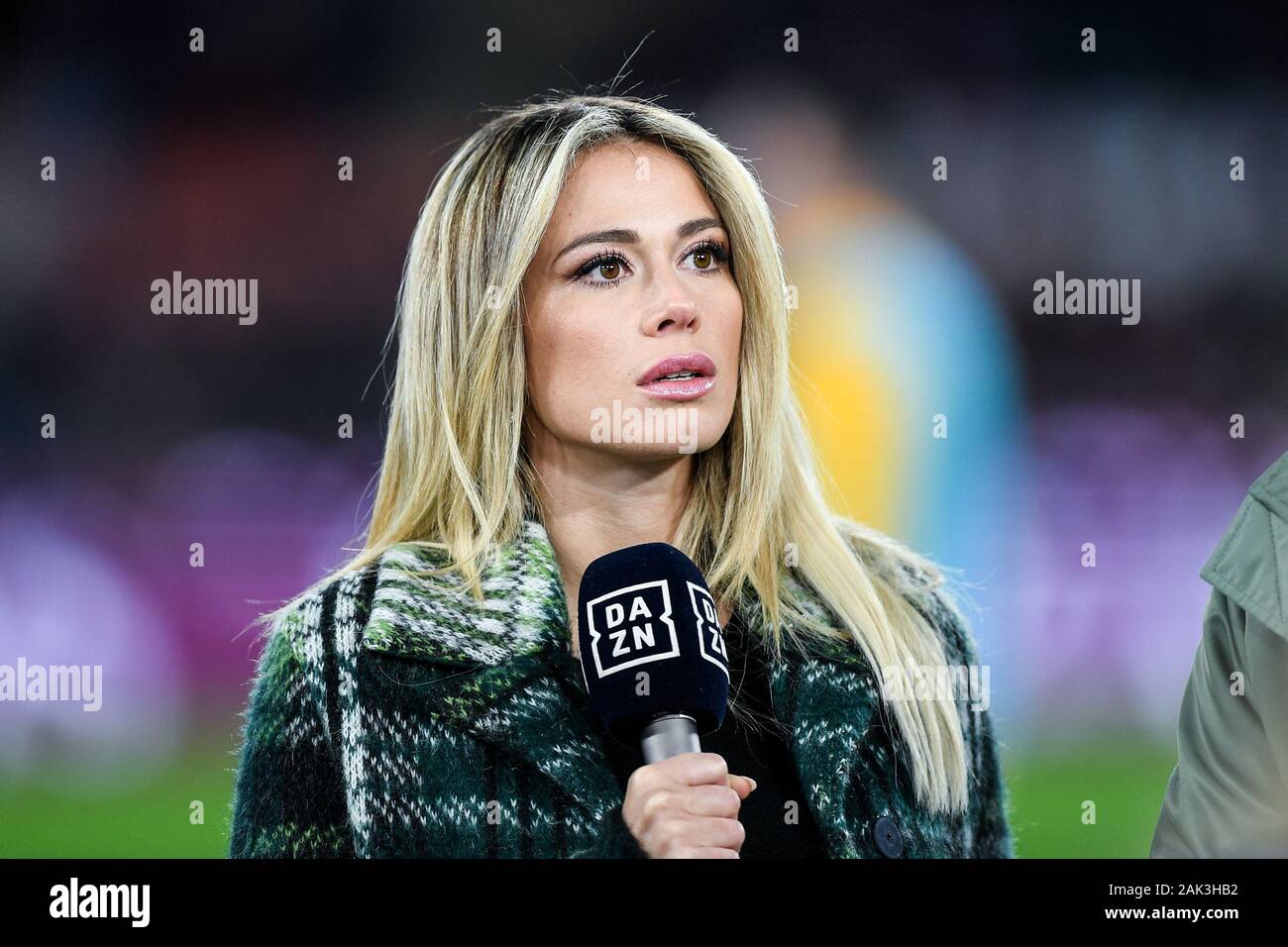 La televisione italiana presenter Diletta Leotta durante la Serie A nella  partita tra Roma e Torino FC presso lo Stadio Olimpico di Roma il 5 gennaio  2020 Foto stock - Alamy