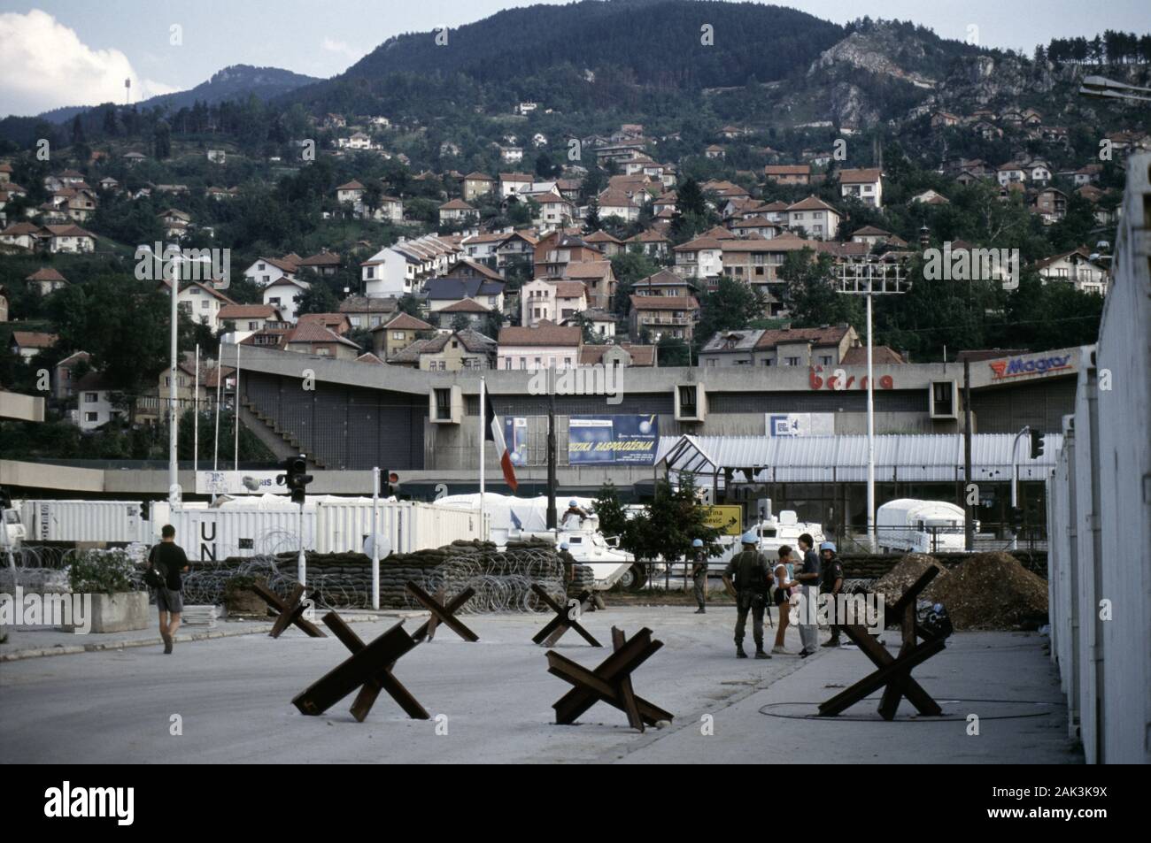Il 17 agosto 1993 durante l'assedio di Sarajevo: serbatoio trappole formano una barriera al Skenderija Stadium, che serve come una base delle Nazioni Unite per forze francesi nel centro della citta'. Foto Stock