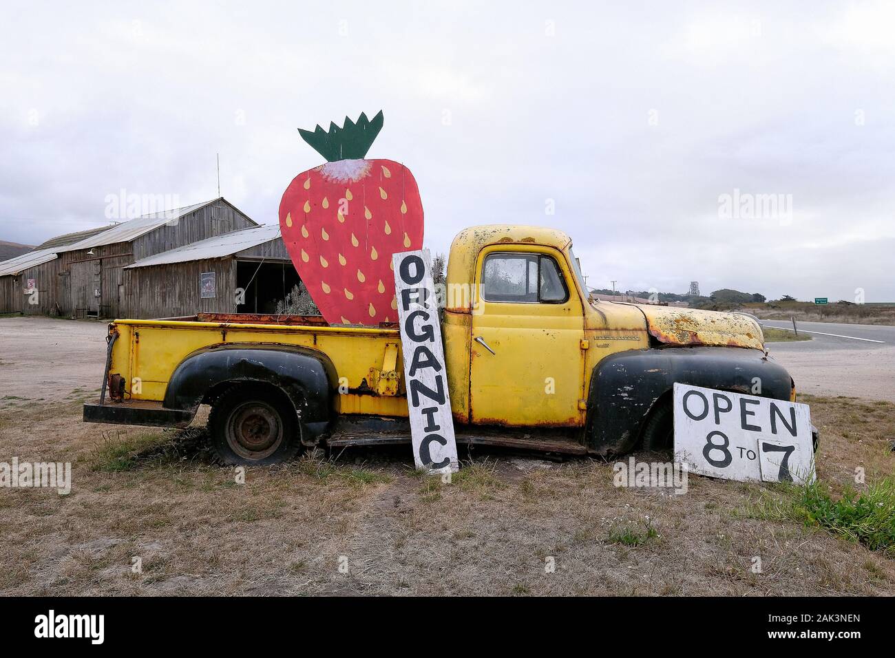 Alter pickup truck Am Rande des Highway 1 weist auf einen Bauern Markt mit organischen Lebensmittel hin, San Mateo County, Kalifornien, STATI UNITI D'AMERICA Foto Stock
