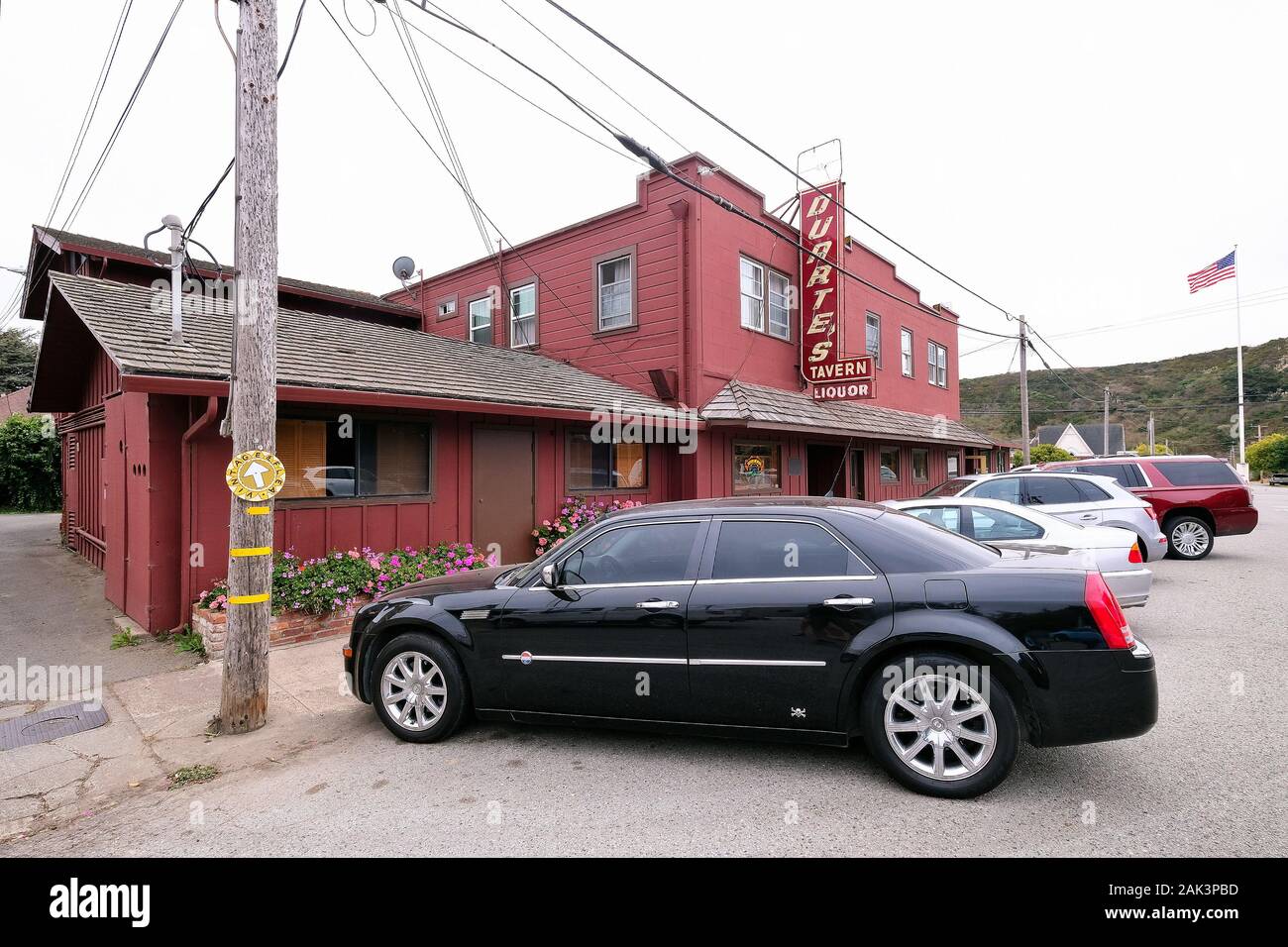Parkende Autos vor der Duartes Taverna auf der tappa Road, Pescadero, Kalifornien, STATI UNITI D'AMERICA Foto Stock