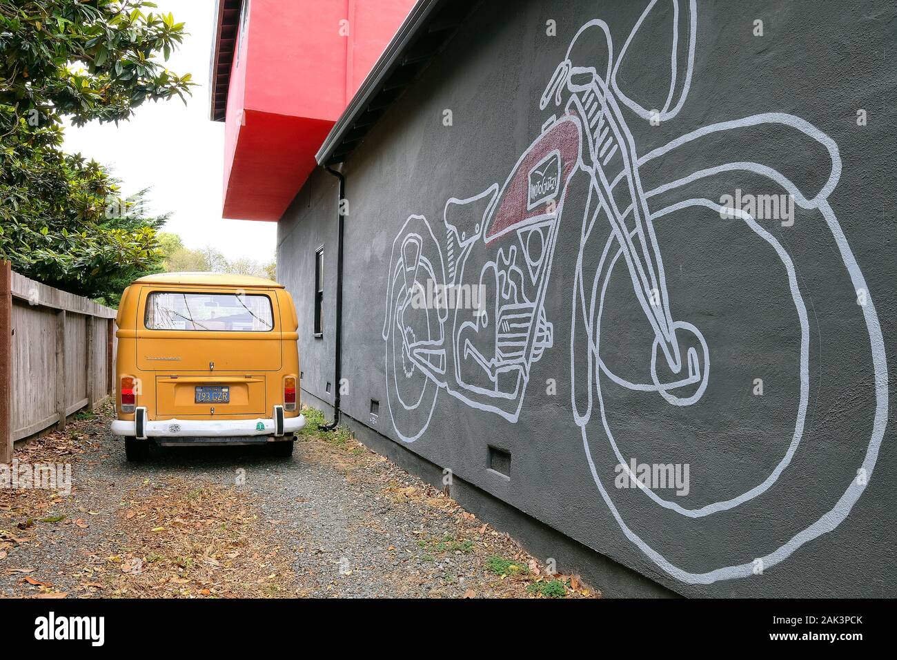Alter VW-Bus neben einem WandgemŠlde eines Moto Guzzi Motorrades, Pescadero, Kalifornien, STATI UNITI D'AMERICA Foto Stock