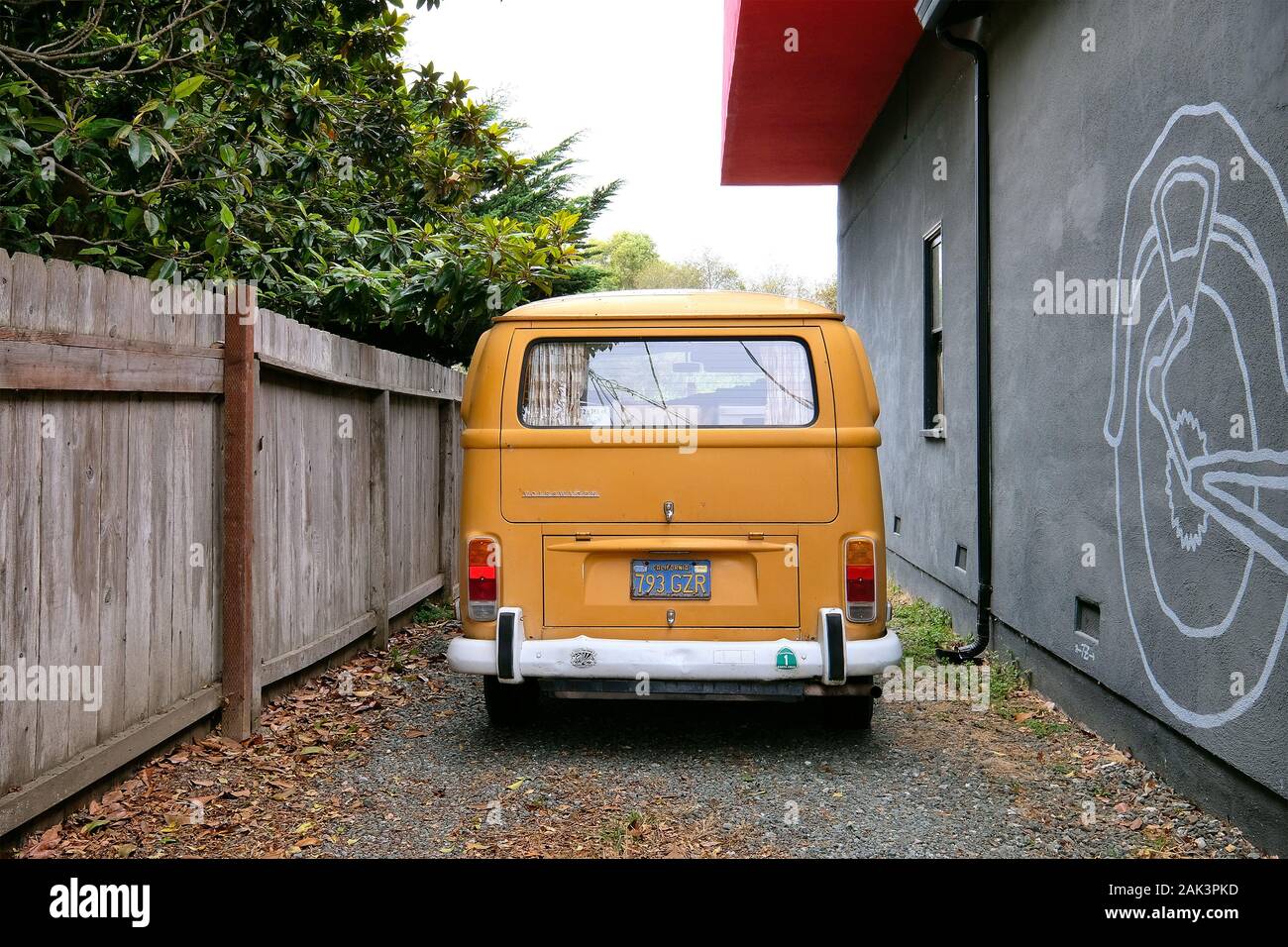 Alter VW-Bus dem neben Downtown cafè locale, Pescadero, Kalifornien, STATI UNITI D'AMERICA Foto Stock