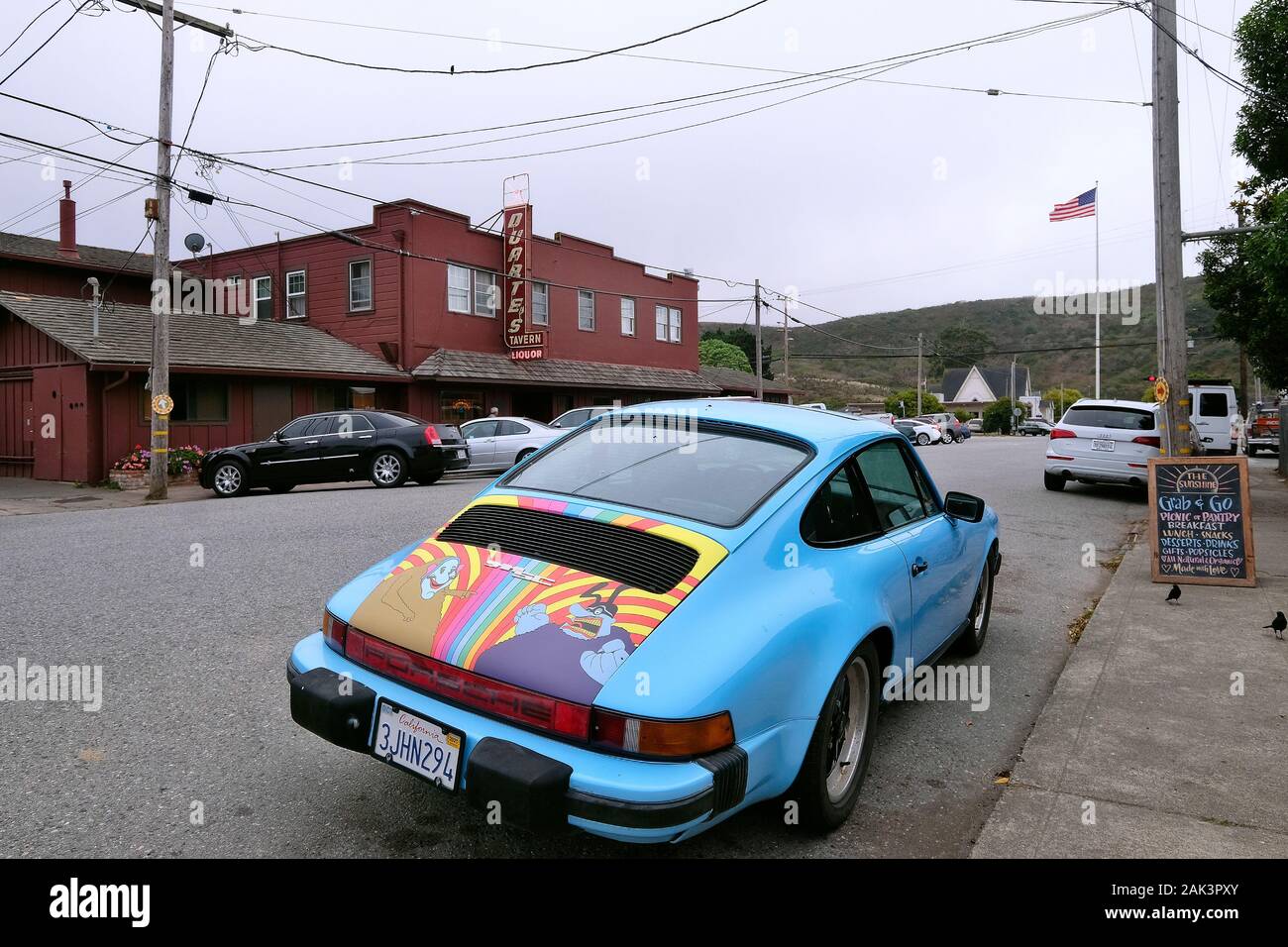 Blue Meanies, Figuren aus Yellow Submarine, auf der Heckklappe eines Porsche auf der tappa Road, Pescadero, Kalifornien, STATI UNITI D'AMERICA Foto Stock