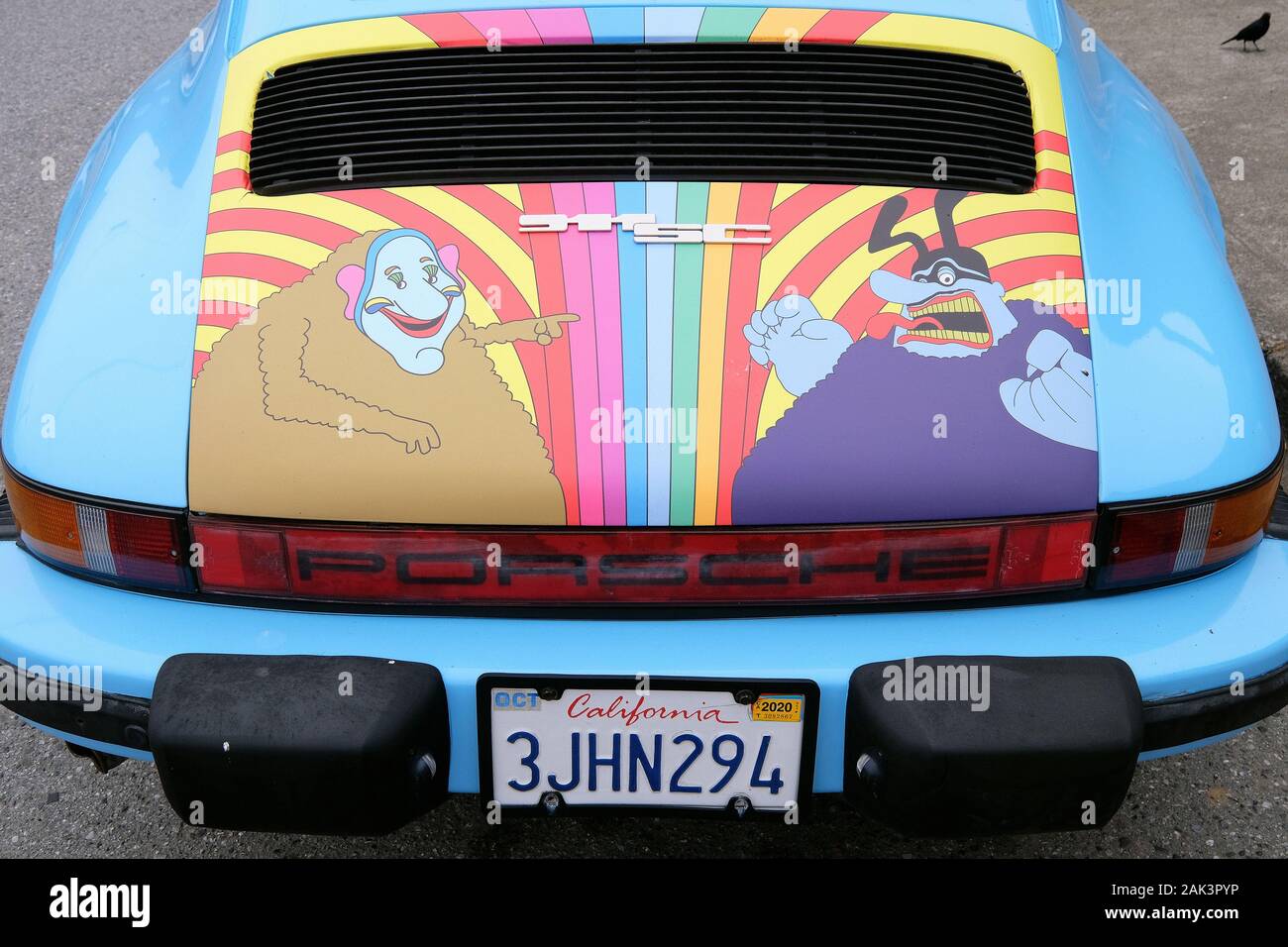 Blue Meanies, Figuren aus Yellow Submarine, auf der Heckklappe eines Porsche, Pescadero, Kalifornien, STATI UNITI D'AMERICA Foto Stock