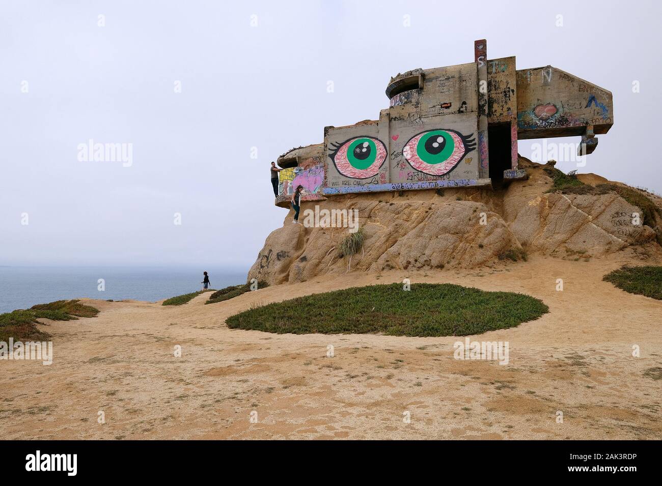 Devil's slitta Bunker, †berreste mit einer bemalten Graffiti, ehemaligen triangolazioni Station Am Rande des Highway 1, pacifica, Kalifornien, STATI UNITI D'AMERICA Foto Stock