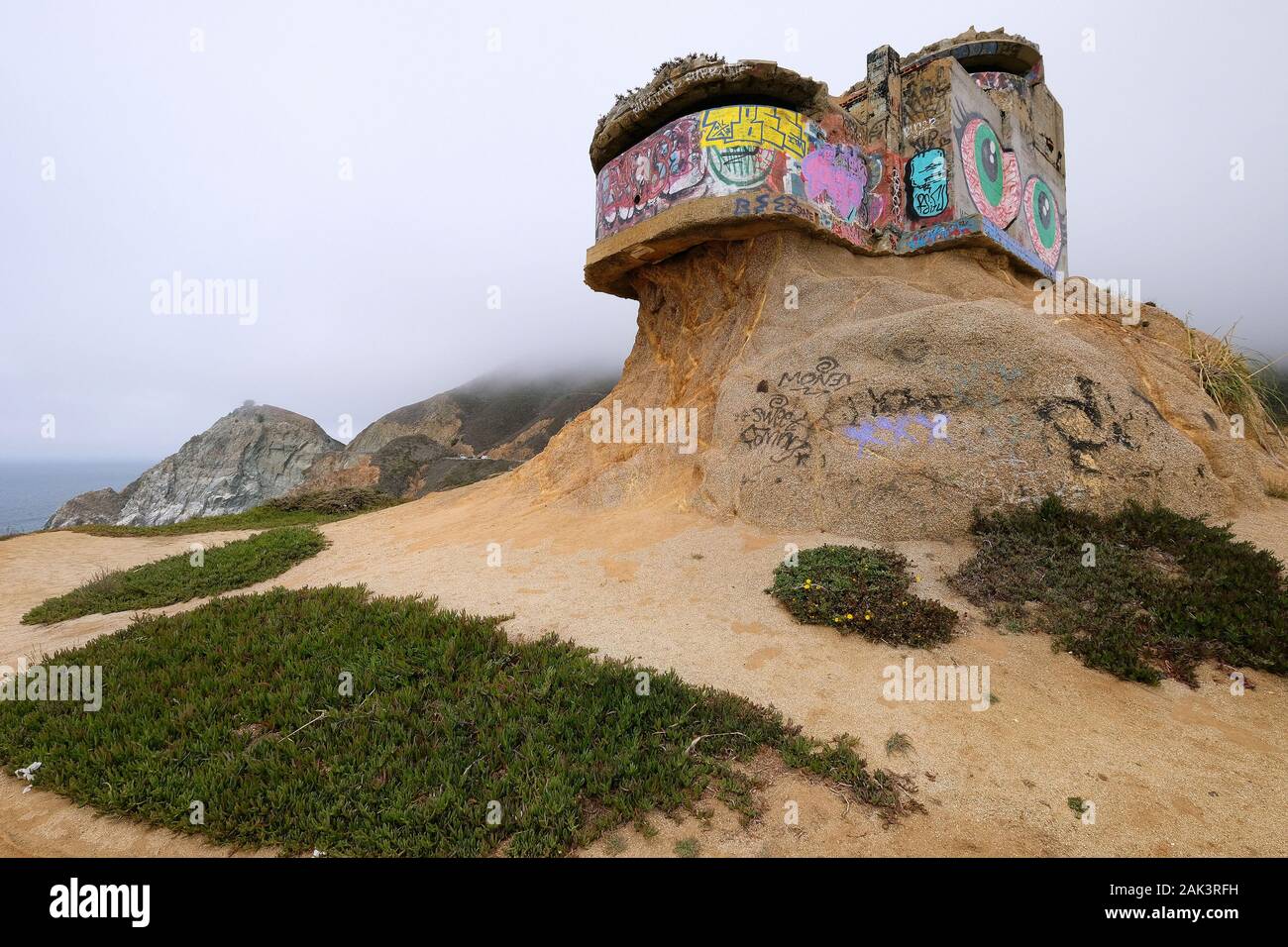 Devil's slitta Bunker, †berreste mit einer bemalten Graffiti, ehemaligen triangolazioni Station Am Rande des Highway 1, pacifica, Kalifornien, STATI UNITI D'AMERICA Foto Stock