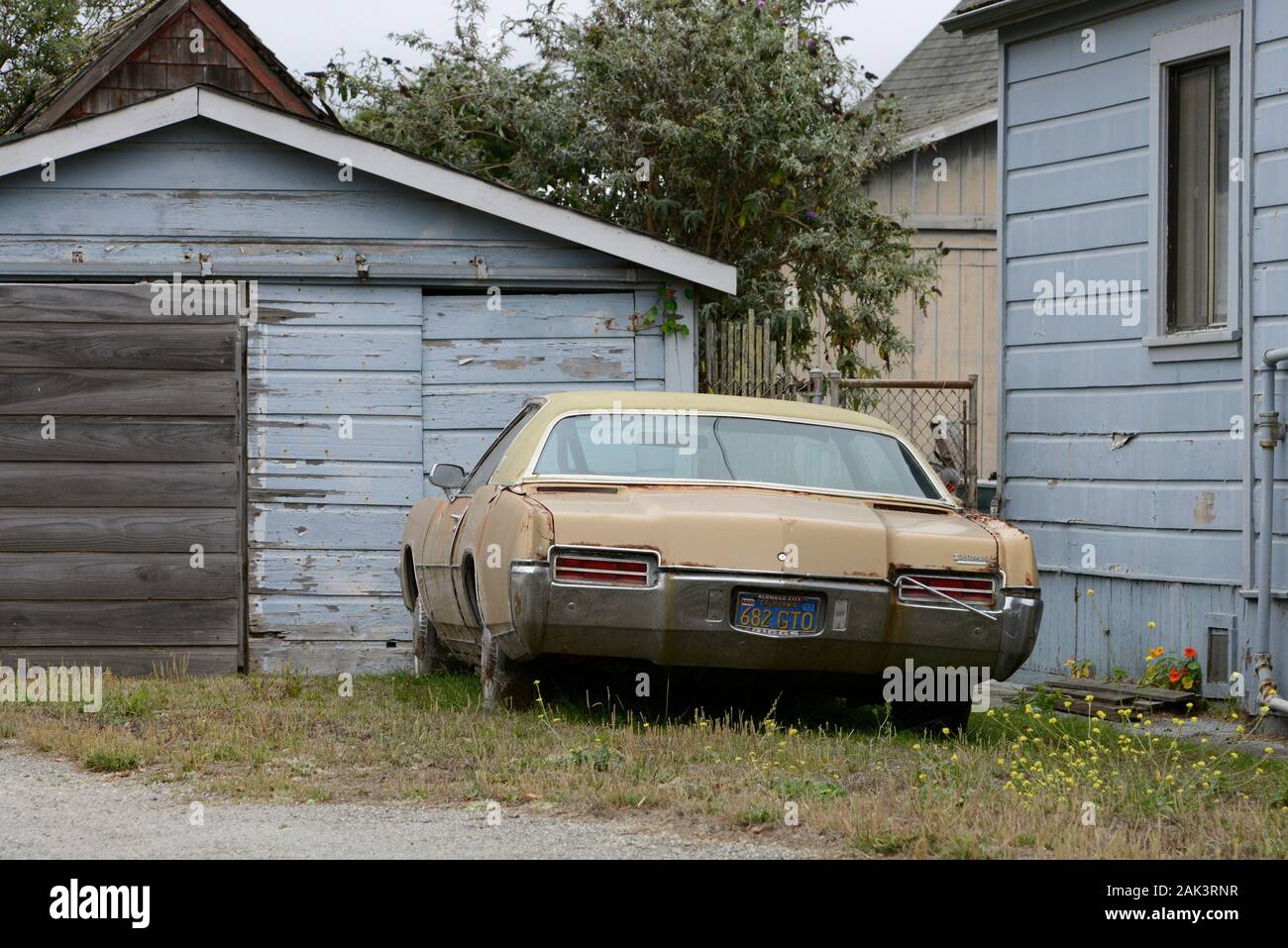 Verrostetes Oldsmobile Toronado in einem Hinterhof, pacifica, Kalifornien, STATI UNITI D'AMERICA Foto Stock