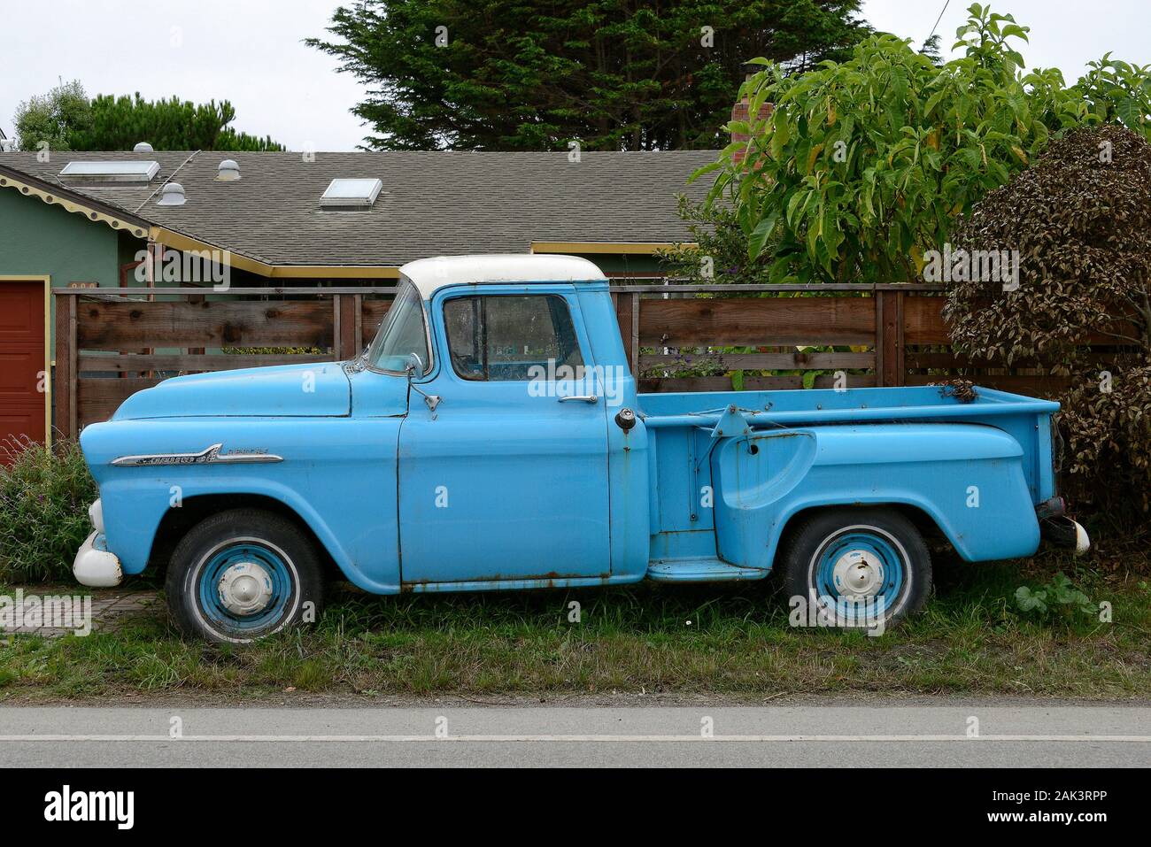 Il Blauer Chevrolet Apache pickup truck am Stra§enrand, pacifica, Kalifornien, STATI UNITI D'AMERICA Foto Stock