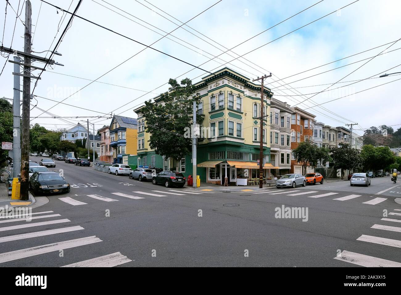 Kreuzung ColeStreet, il Parnaso Avenue mit Strommast und Oberleitungen im Stadtteil Haight-Ashbury, San Francisco, Kalifornien, STATI UNITI D'AMERICA Foto Stock