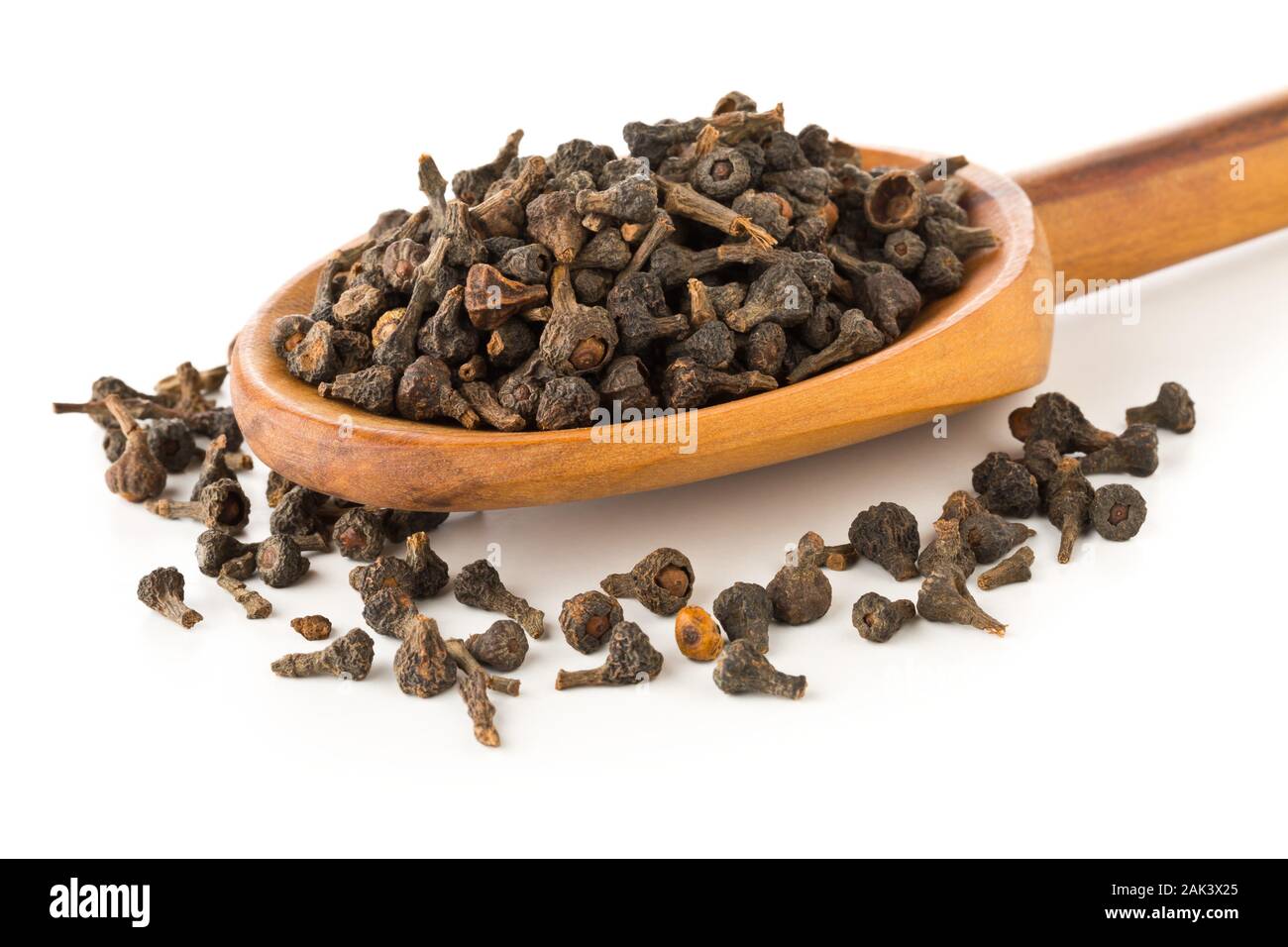 Cumulo di materie, essiccato cannella dei boccioli spice in cucchiaio di legno su sfondo bianco Foto Stock