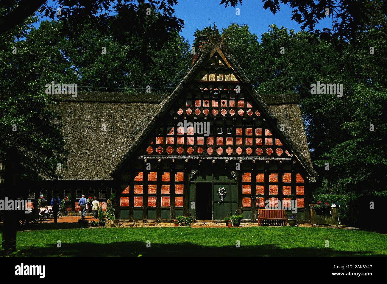 Con tetto di paglia di questa casa in legno e muratura è parte del più antico museo all aria aperta della Germania, il museo village di Cloppenburg nel paese di Osnabrück. Cinquanta- Foto Stock
