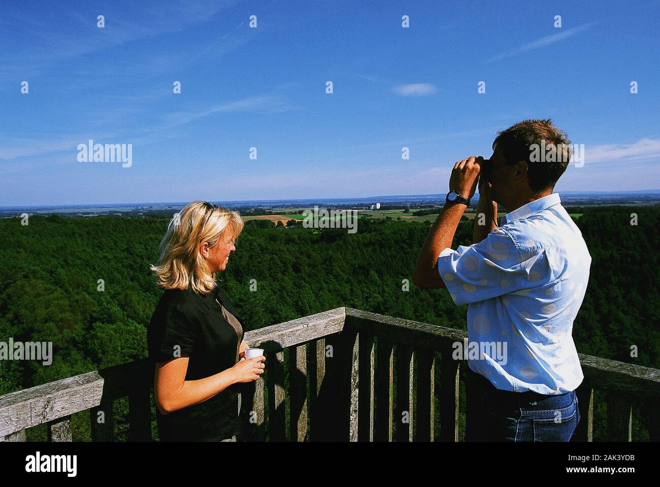 Due escursionisti godere la vista di un belvedere sopra le montagne Dammer nel paese di Osnabrück, Germania. Non datata (foto) | utilizzo in tutto il mondo Foto Stock