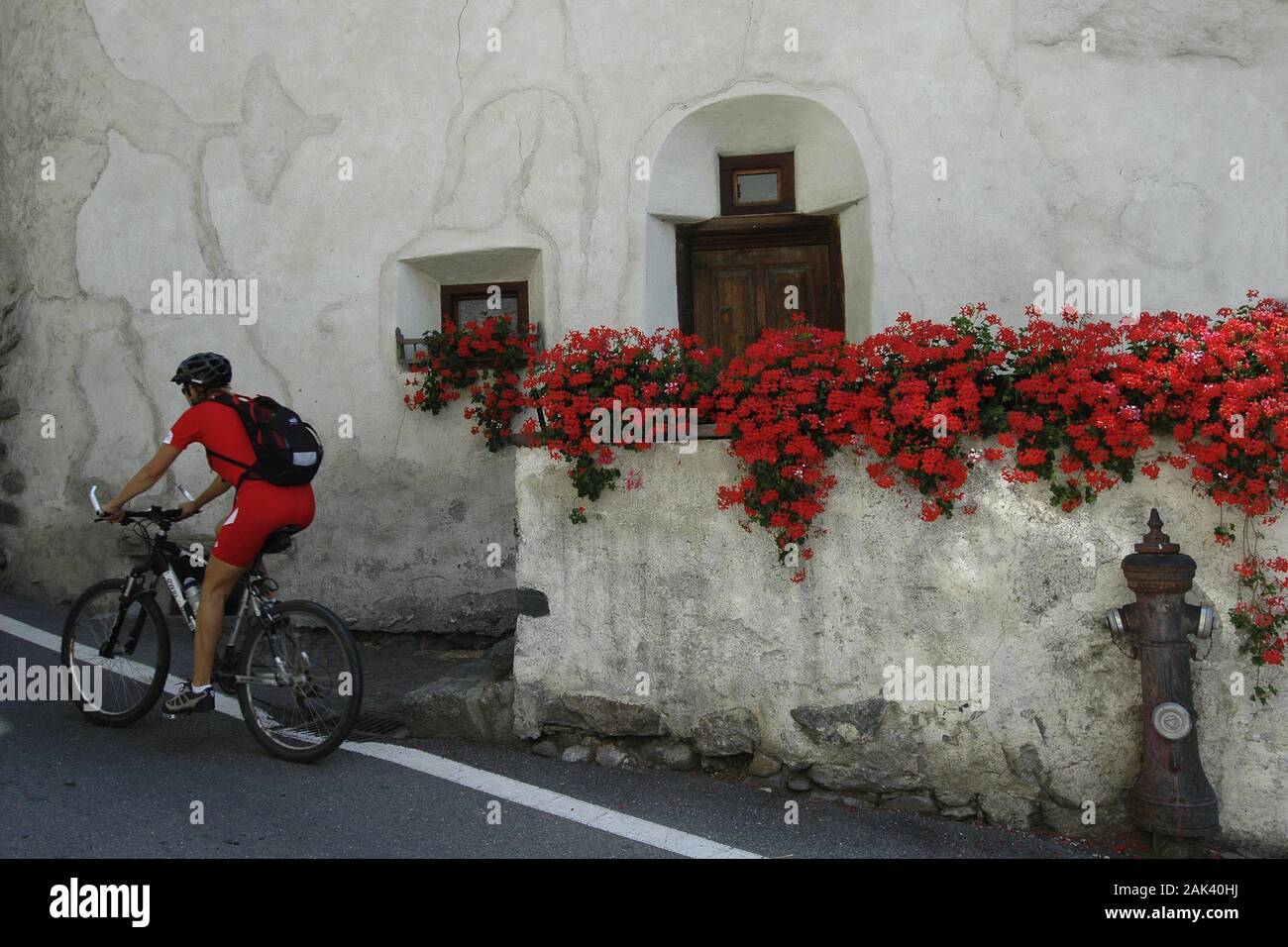 Biken auf der "Via Claudia Augusta" in Burgusio, Südtirol, Italien | Utilizzo di tutto il mondo Foto Stock