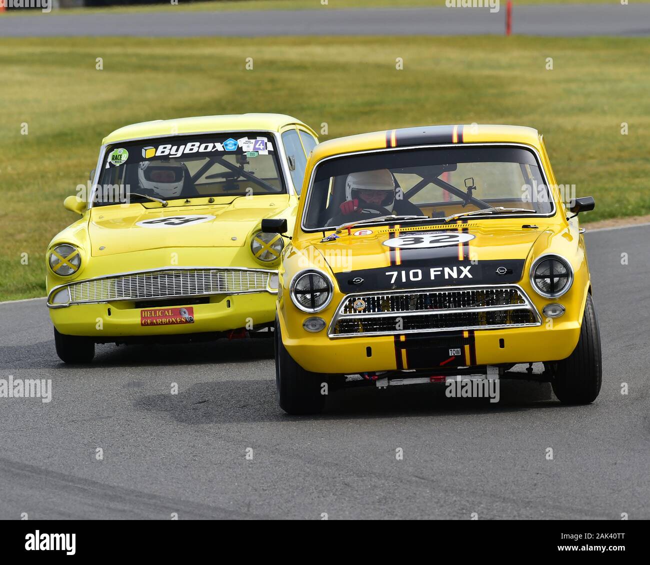 Richard Belcher, Ford Cortina Lotus, Bob Bullen, Ford Anglia 105E, Storico Touring Cars, HSCC, Storico Sports Car Club, Snetterton, giugno 2019, circuiti Foto Stock