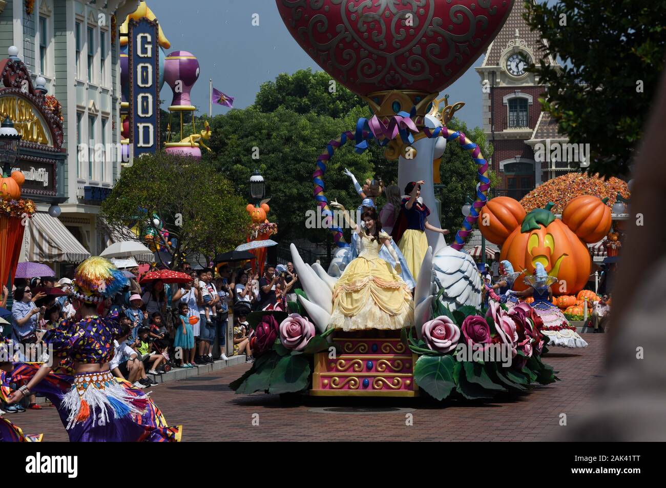 *** Strettamente NESSUNA VENDITA A MEDIA FRANCESI O EDITORI *** Settembre 30, 2019 - Hong Kong, Cina: turisti frequentano il grand parade di Hong Kong Disneyland theme park, con una sottile linea di spettatori in background. Il numero di visitatori provenienti dalla Cina continentale è nettamente diminuita dal pro-democrazia proteste ha iniziato, rendendo il parco a tema di una delle meno frequentate Disneyland nel mondo. Foto Stock