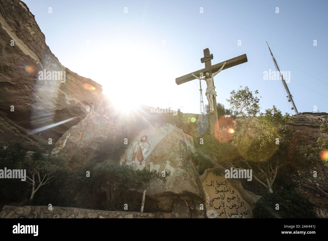 Il Cairo, Egitto. 07Th gen, 2020. Una vista generale dell'ingresso principale del San Simone 'Tanner' monastero al Mokatam zona durante l'egiziano copto ortodosso le celebrazioni di Natale. Credito: Omar Zoheiry/dpa/Alamy Live News Foto Stock