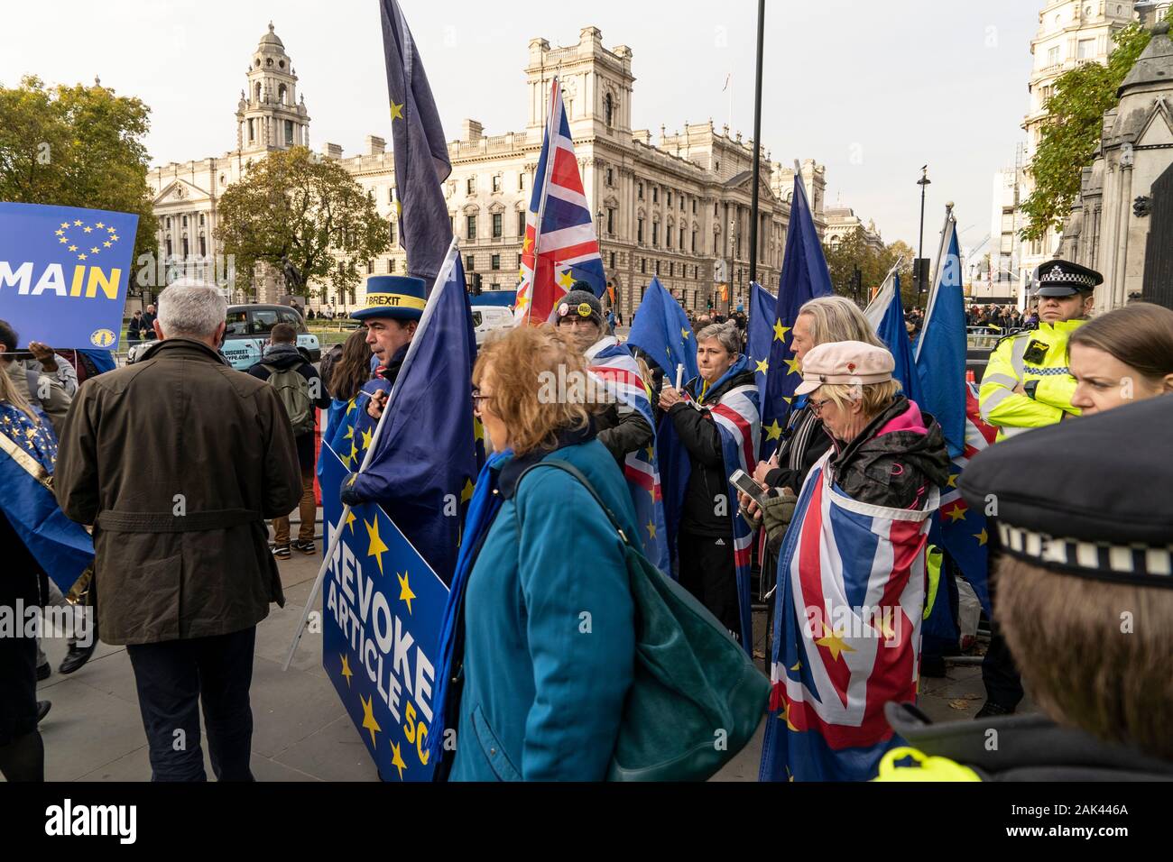 Anti Brexit manifestanti raccogliere al di fuori della sede del parlamento di Londra, Regno Unito. 30/10/19 Foto Stock