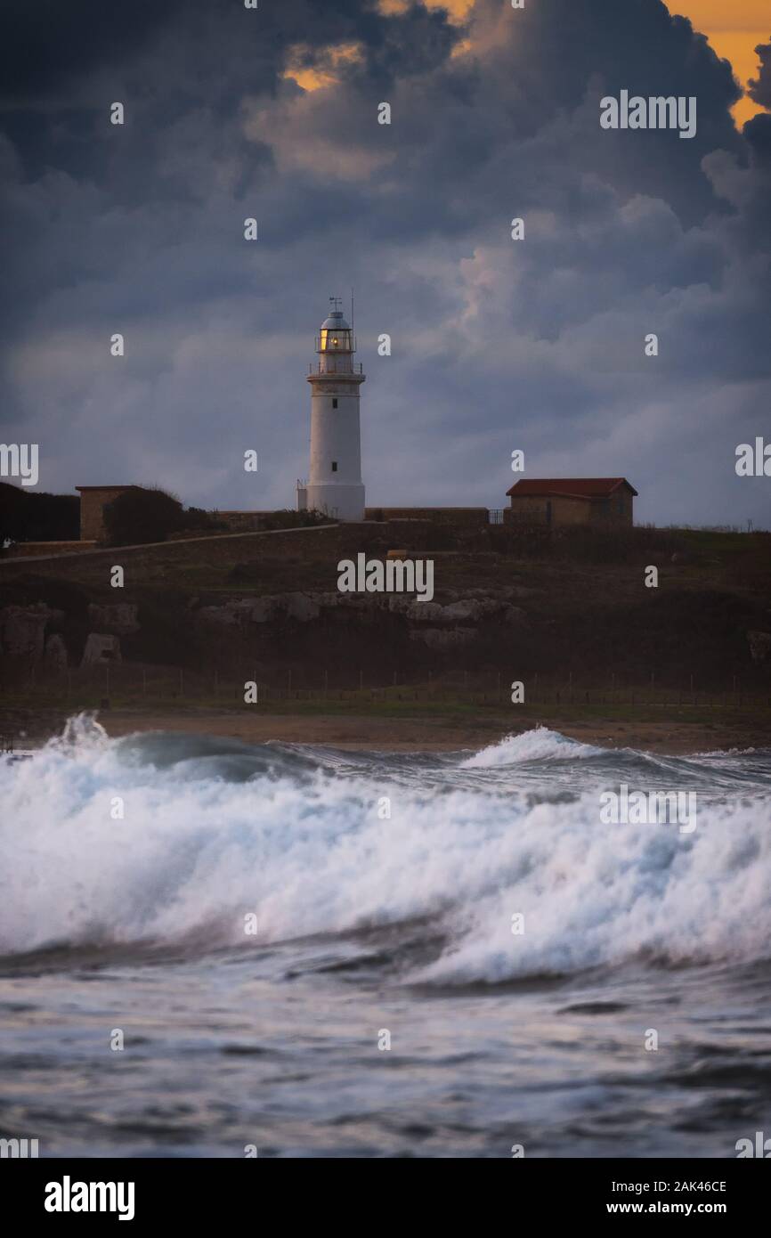 Paphos faro su un sunrise in giornata invernale in Paphos, Cipro Foto Stock