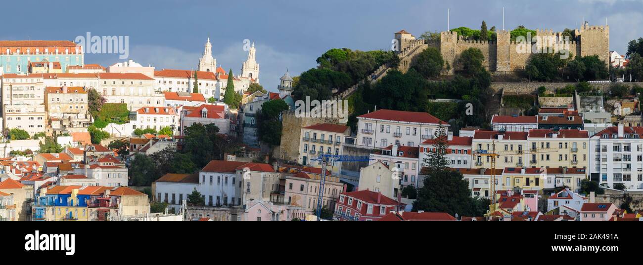 Vista dal Miradouro de Sao Pedro de Alcantara nel Bairro Alto, Lisbona, Portogallo Foto Stock