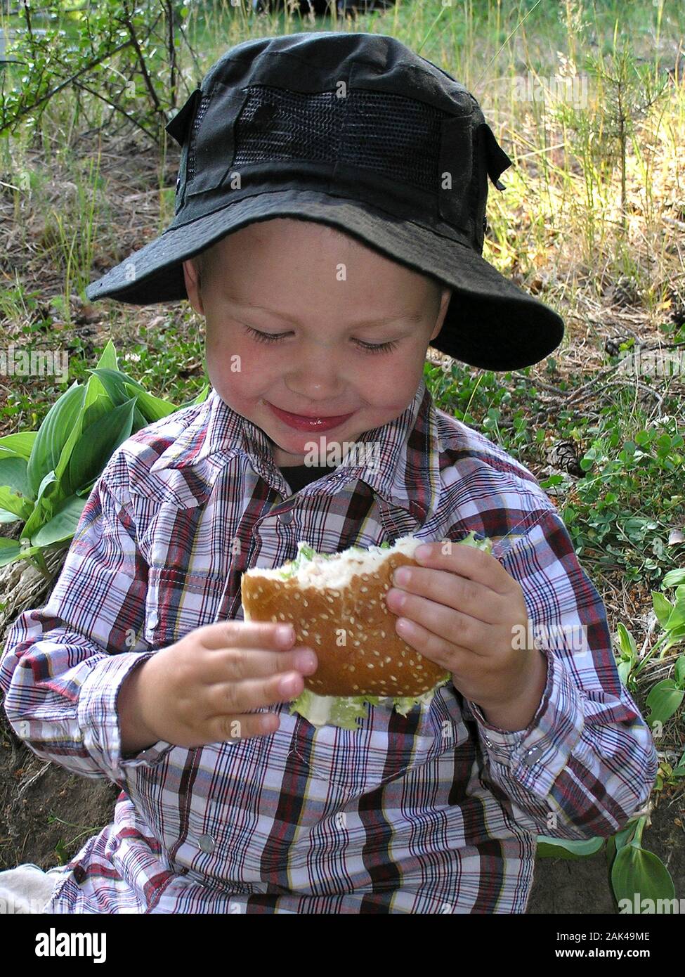 Bambini che mangiano hamburger in un'escursione Foto Stock
