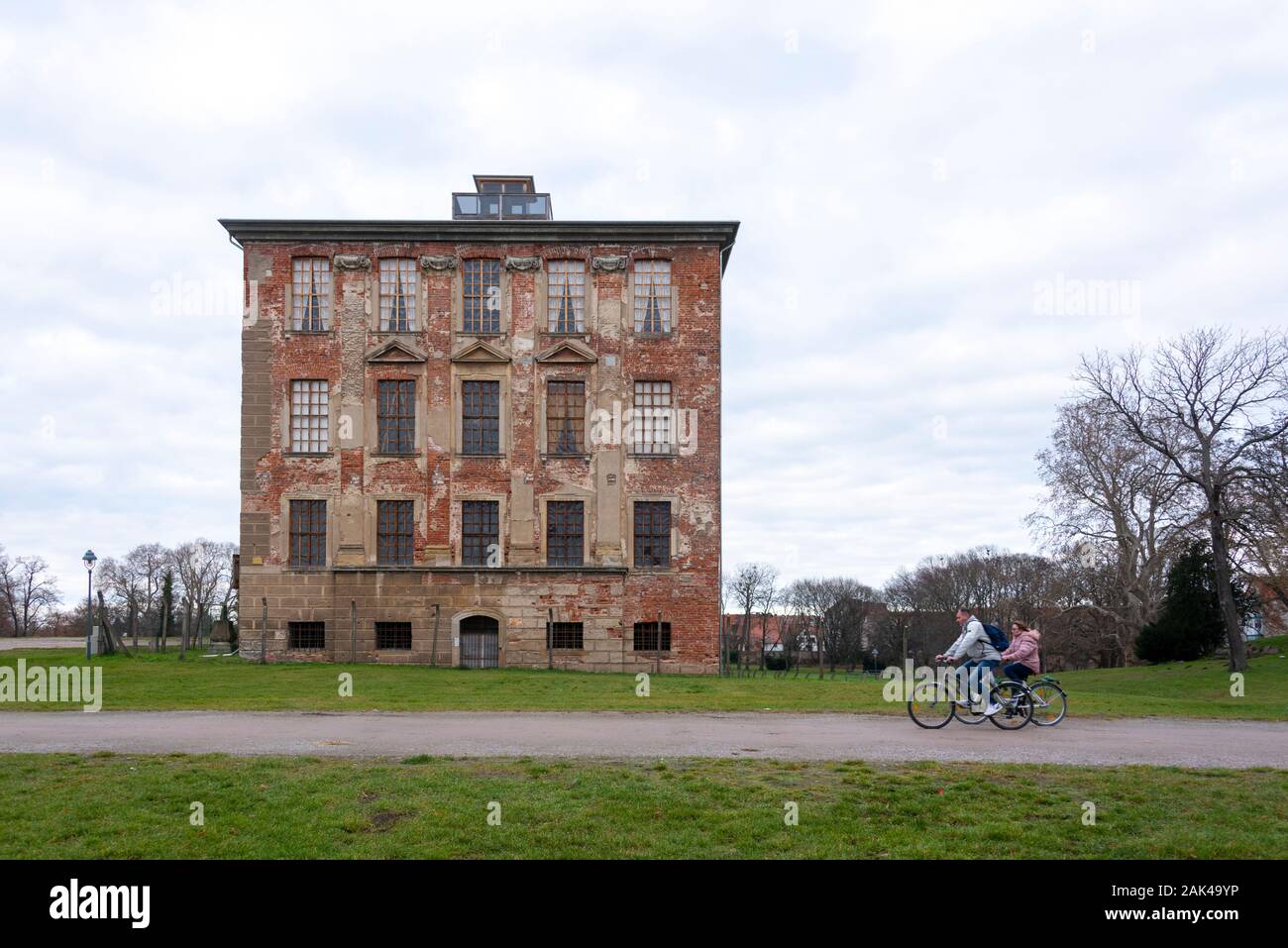 Zerbst, Germania. Xviii Dicembre, 2019. I ciclisti ride oltre l'ex residenza principesca di Anhalt-Zerbst. Il castello di Zerbst la sponsorizzazione di associazione e la Fondazione tedesca per la protezione del monumento si sono impegnati a fissare le rovine del castello. Costruito a partire dal 1681, il complesso barocco fu distrutto alla fine della Seconda Guerra Mondiale. Credito: Stephan Schulz/dpa-Zentralbild/ZB/dpa/Alamy Live News Foto Stock