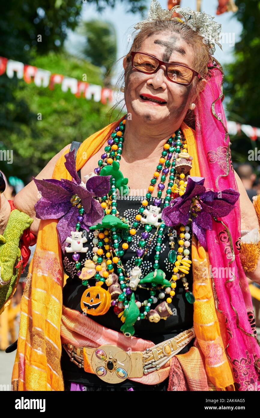 Città di Ibajay, provincia di Aklan, Filippine: Vecchia donna vestita colorata che si unisce alla sfilata di ballo di strada al Festival Di Ati-Atihan Foto Stock