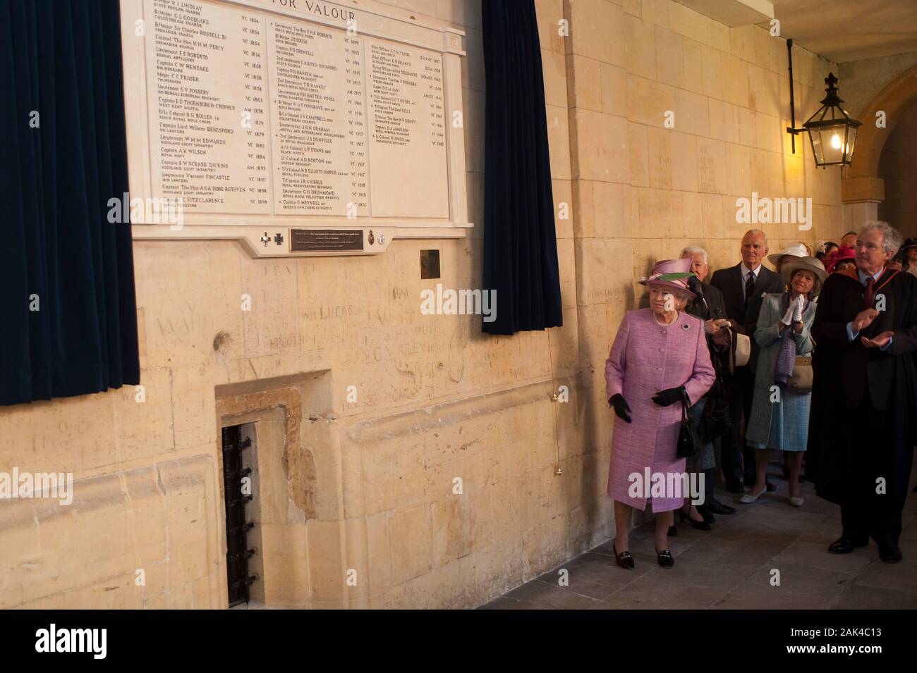 Della Regina e del Duca di Edimburgo frequentando Eton College in Berkshire per contrassegnare il centocinquantesimo anniversario della Eton College combinati cadet vigore nel 2010. Foto Stock