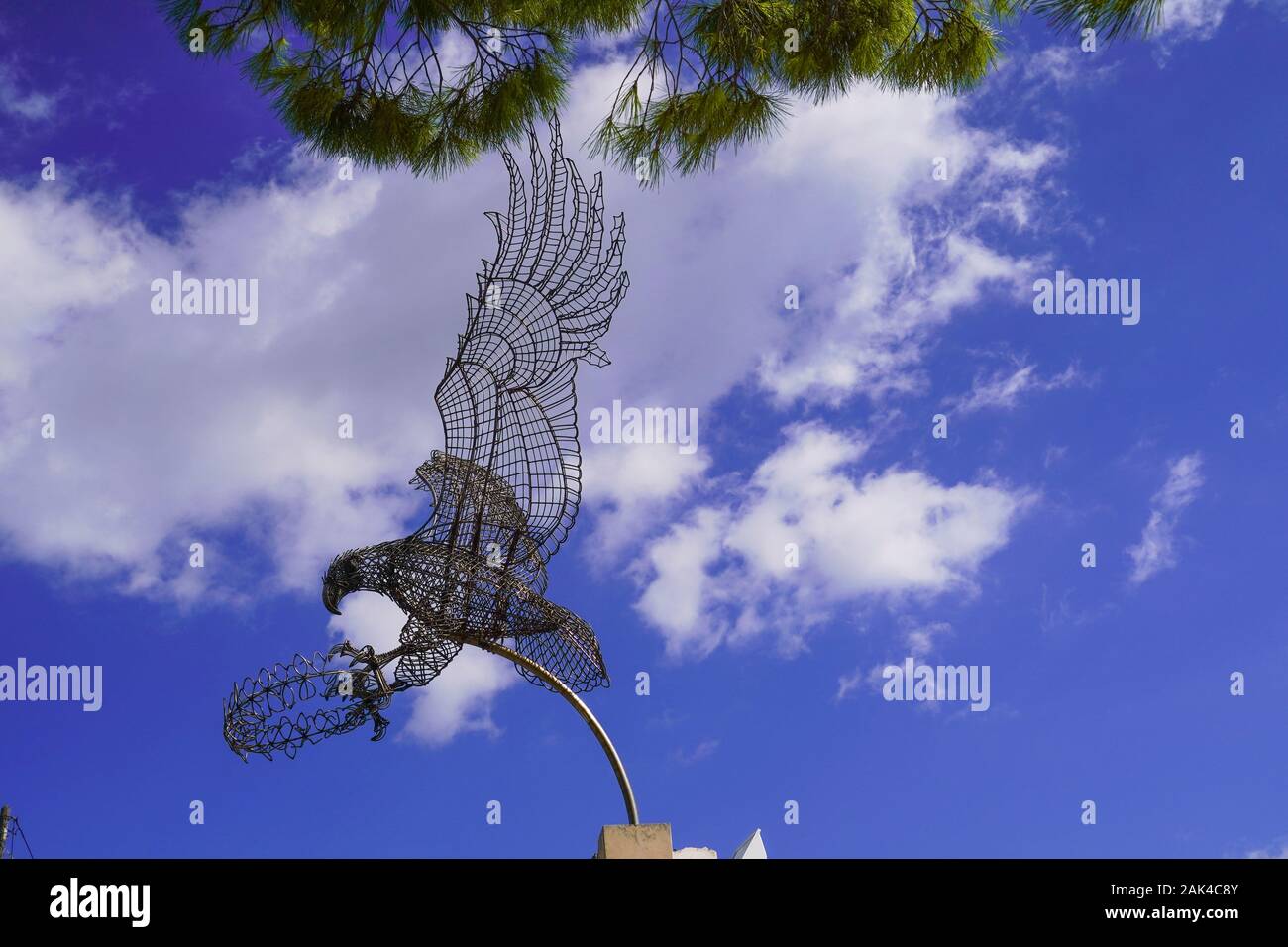 Filo scultura di un flying eagle da Spiros Mourmouzis di Argostoli su una base di marmo a Pastra, Cefalonia, Grecia Foto Stock