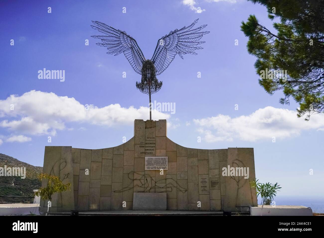 Filo scultura di un flying eagle da Spiros Mourmouzis di Argostoli su una base di marmo a Pastra, Cefalonia, Grecia Foto Stock