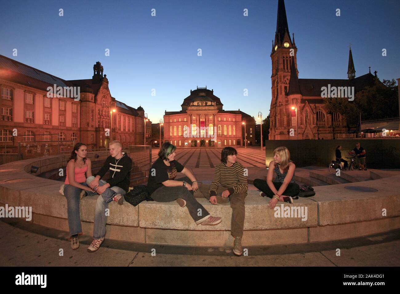 Germania: Chemnitz - adolescenti sul 'Theaterplatz' Square | Utilizzo di tutto il mondo Foto Stock