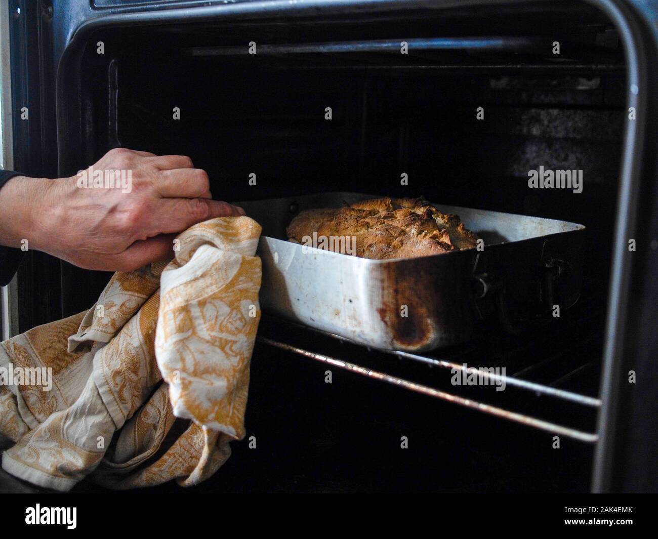 La cottura del pane a casa Foto Stock