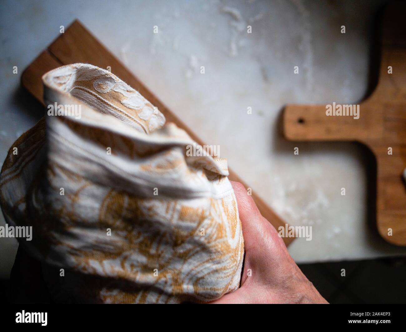 La cottura del pane a casa Foto Stock