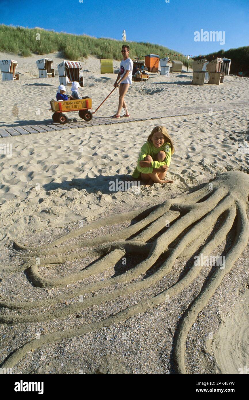 Eine Krake aus Sand auf der Nordseeinsel Baltrum. | Utilizzo di tutto il mondo Foto Stock