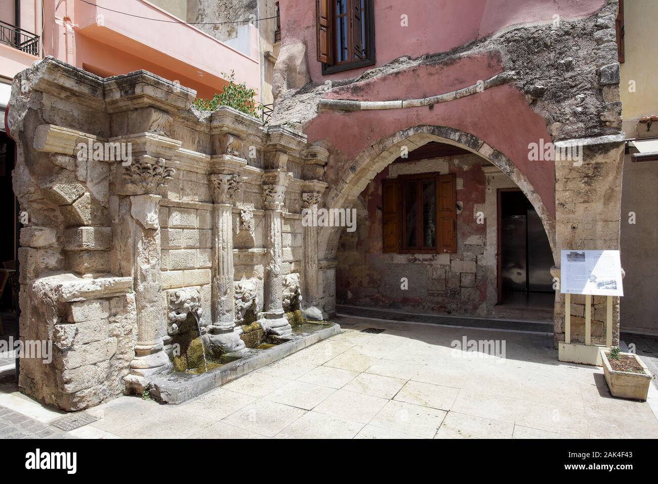 Aspetto angolata del famoso veneziano Fontana Rimondi, situato nella città vecchia di Rethymnon sull isola di Creta. Foto Stock
