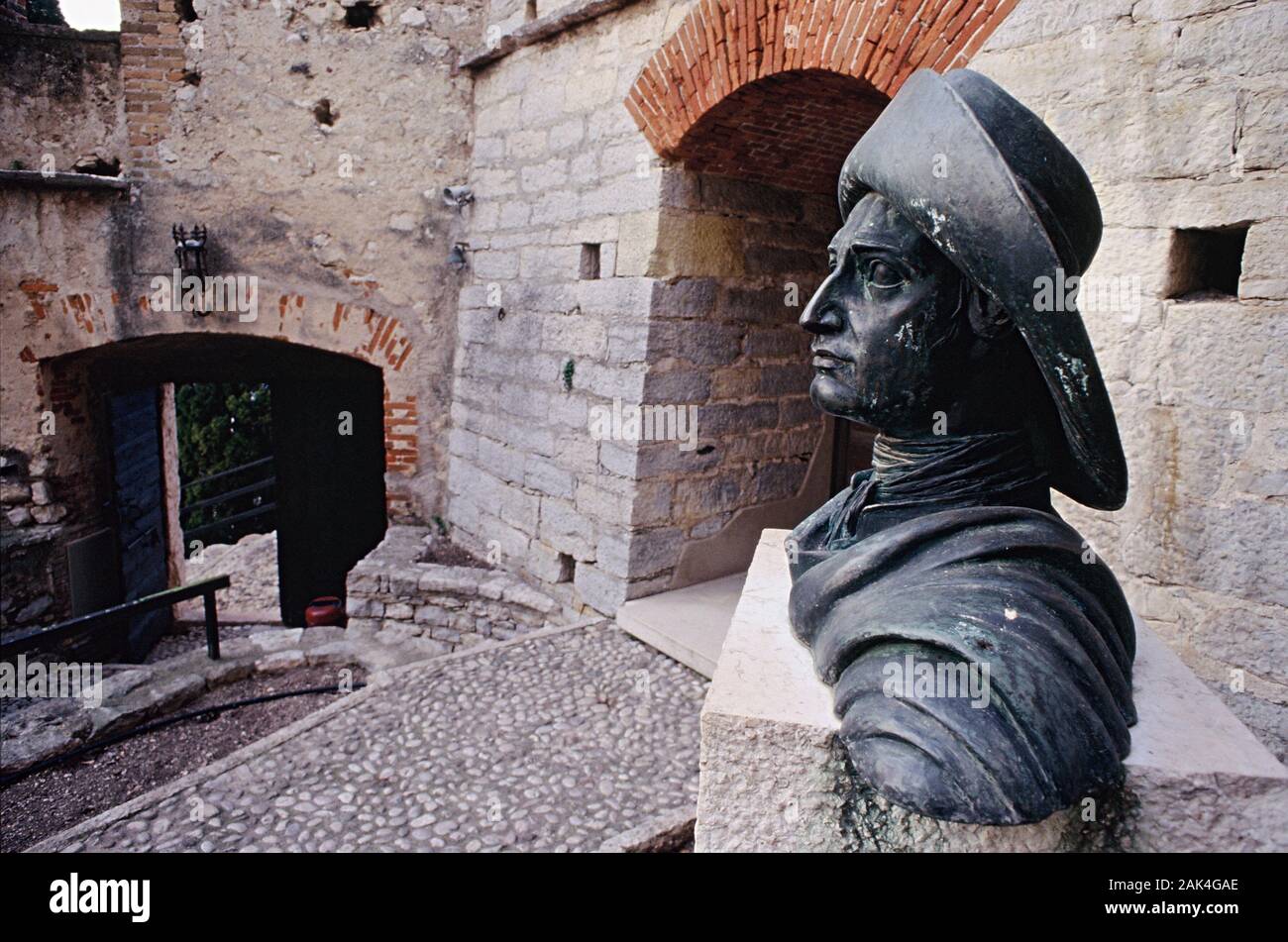 Un busto del poeta tedesco e scienziato naturale Johann Wolfgang von Goethe (Francoforte sul Meno 1749 - Weimar 1832) sorge a Malcesine al lago orientale del Lago di Garda in N Foto Stock