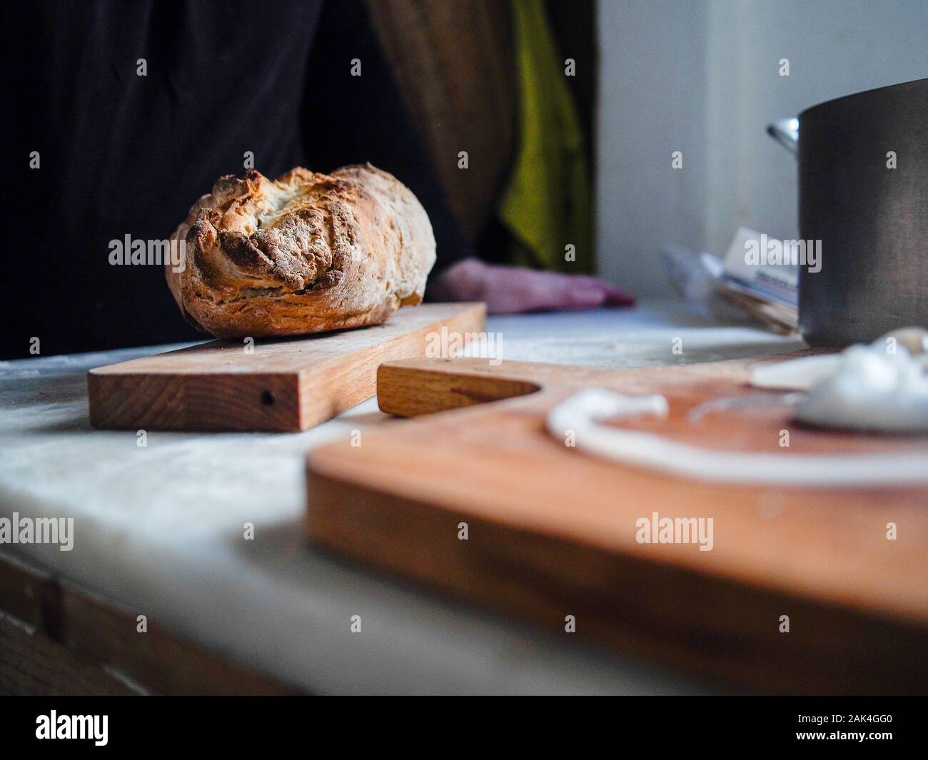 La cottura del pane a casa Foto Stock