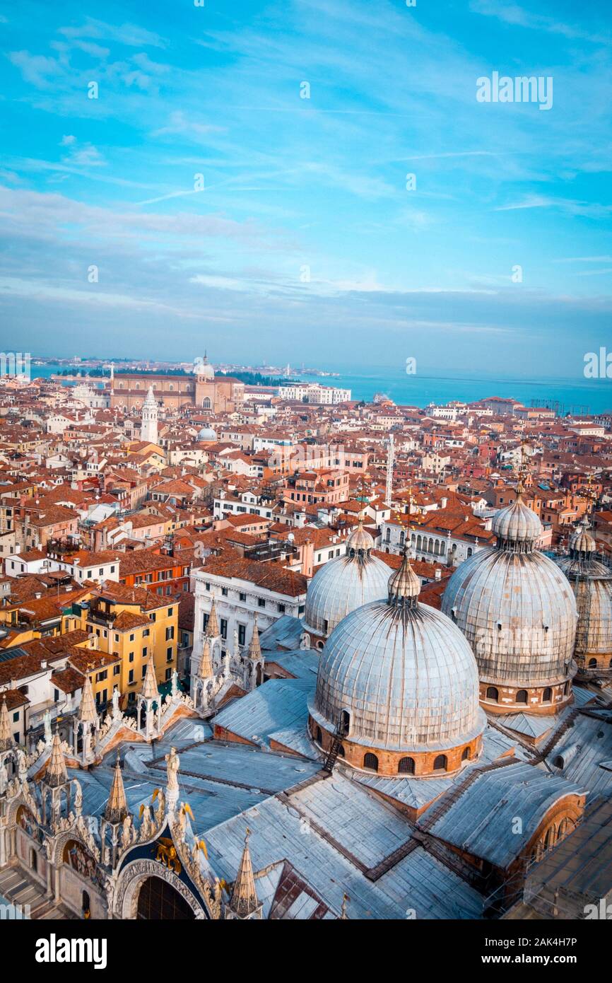 Il panorama di Venezia con la Basilica di San Marco in primo piano Foto Stock