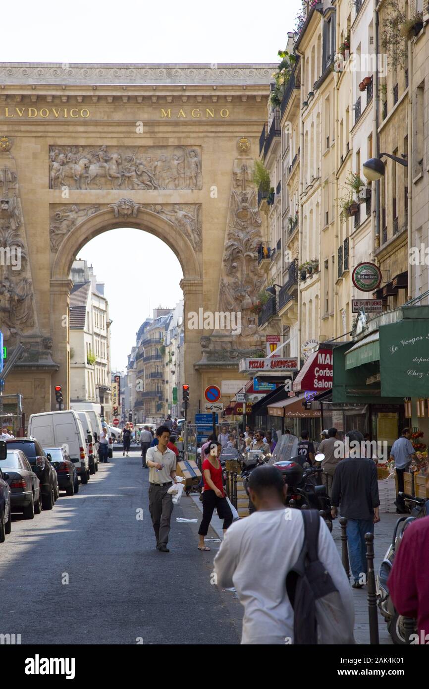 Straßenszene in der Rue du Faubourg Saint-Denis, Parigi, Frankreich | Utilizzo di tutto il mondo Foto Stock