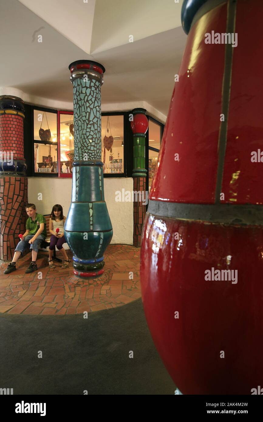 In Hundertwasser-Bahnhof Ülzen, Lüneburger Heide, Deutschland | Utilizzo di tutto il mondo Foto Stock