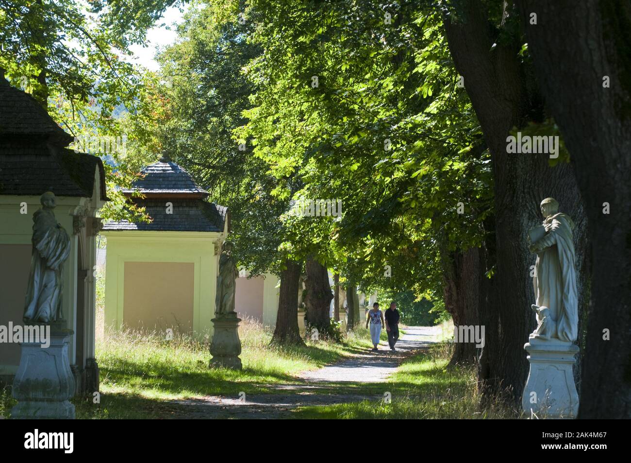 Spazierweg am Stift Heiligenkreuz in Heiligenkreuz im Wienerwald, Österreich | utilizzo | in tutto il mondo Foto Stock