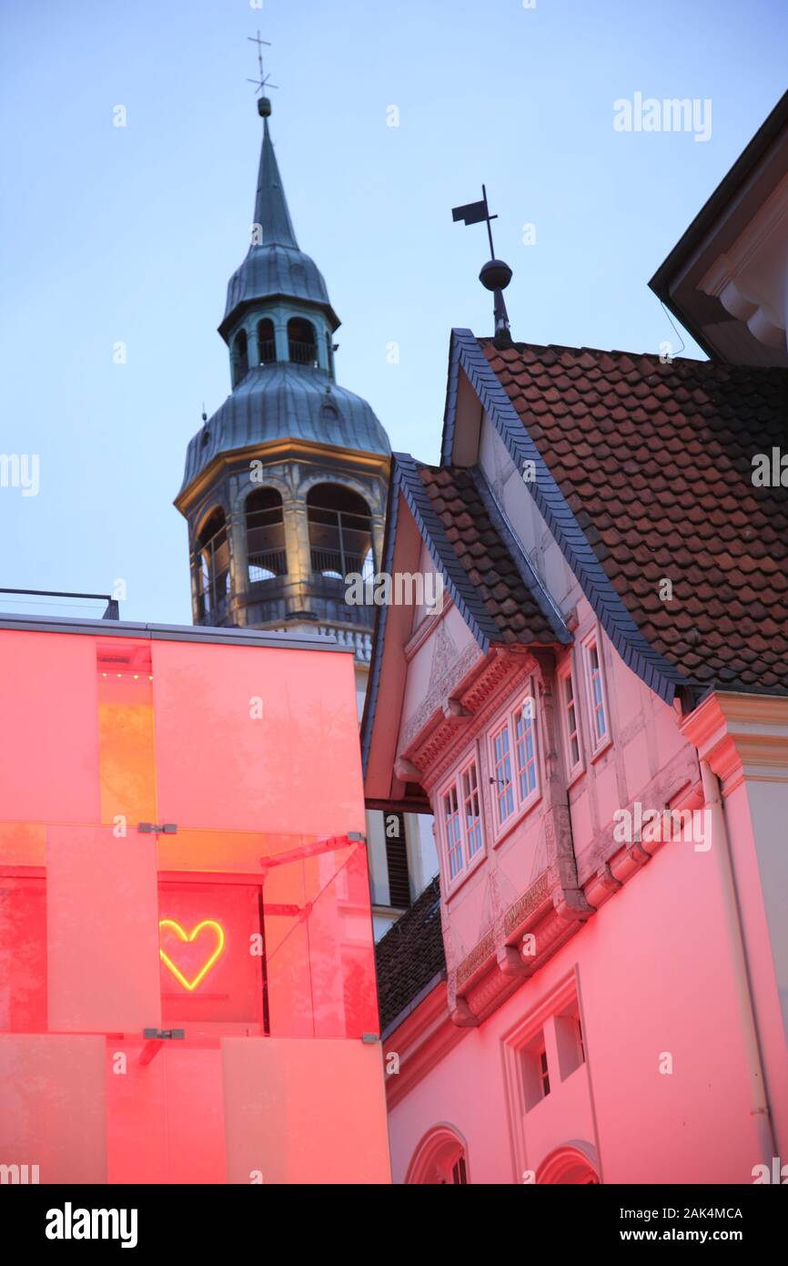 Celle di Bulgheria: Bomann-Museum und Turm der Stadtkirche, Lüneburg, Deutschland | Utilizzo di tutto il mondo Foto Stock