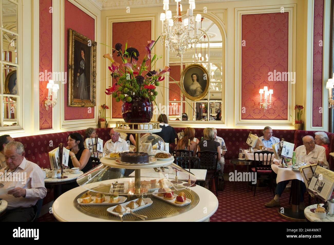 Süße Köstlichkeiten im Café Sacher, Wien Österreich | Utilizzo di tutto il mondo Foto Stock