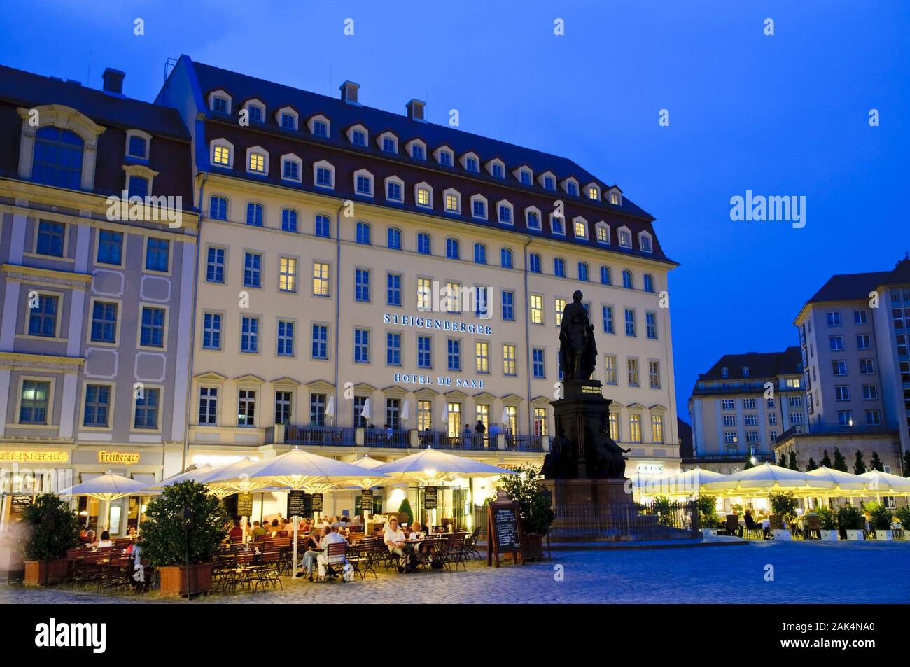 "Hotel de Saxe' am Neumarkt und Denkmal Friedrich August II., am Abend, Dresda | Utilizzo di tutto il mondo Foto Stock