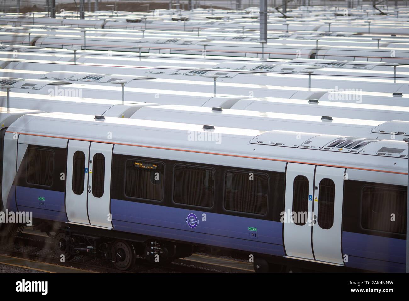 Treni Crossrail attendere per il completamento della linea di Elizabeth presso un magazzino alla Vecchia Quercia comune, nella zona ovest di Londra. Foto Stock