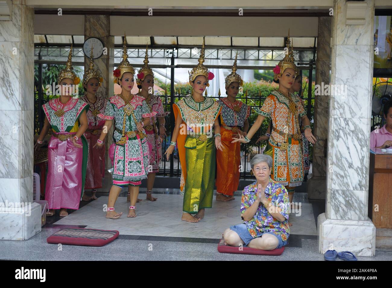 Bangkok: Thailändische Tänzerinnen vor dem Erawan-Schrein, Tailandia | Utilizzo di tutto il mondo Foto Stock