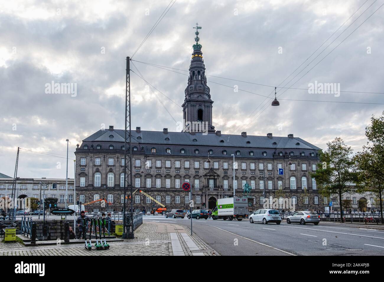 Christiansborg Slot Palace sull'isolotto di Slotsholmen,Copenhagen, Danimarca. Sede del parlamento danese e del Primo Ministro danese Foto Stock