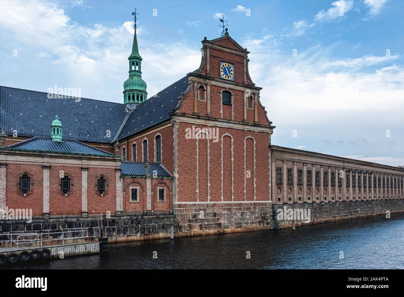 Holmens Kirke, Holmen chiesa parrocchiale su Holmens Kanal, Copenhagen, Danimarca stile rinascimentale edificio di mattoni, sedicesimo secolo storica Chiesa navale. Foto Stock