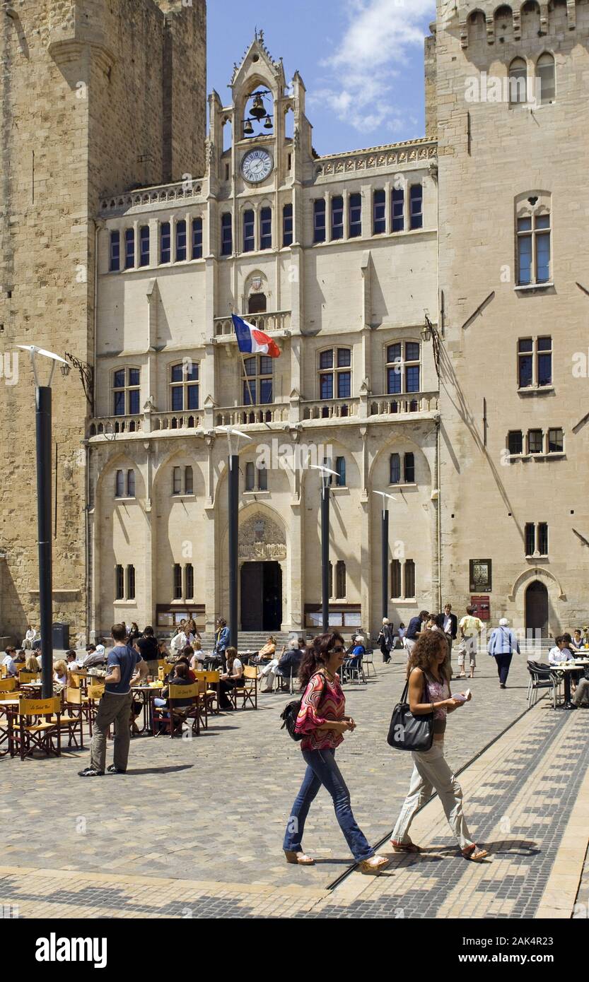 Narbonne: Strassencafé am Place de l'Hôtel de Ville mit dem Gebäudekomplex Palais des Archevêques, Südfrankreich | Utilizzo di tutto il mondo Foto Stock
